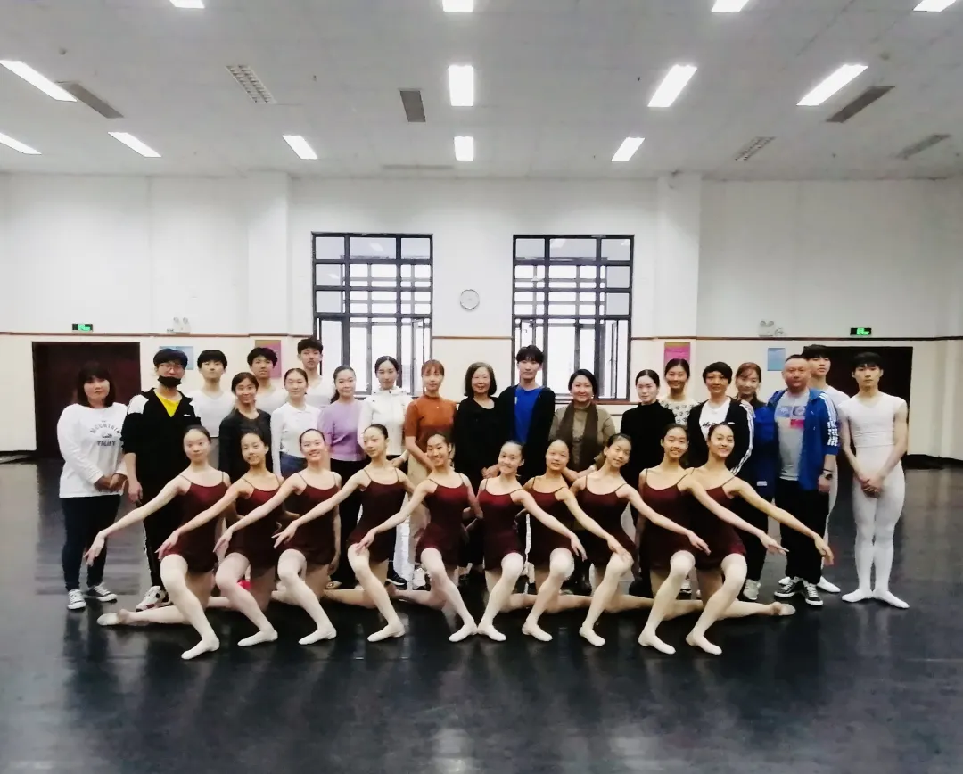 广州市艺术学校邀请著名芭蕾舞表演艺术家薛菁华老师来校交流指导