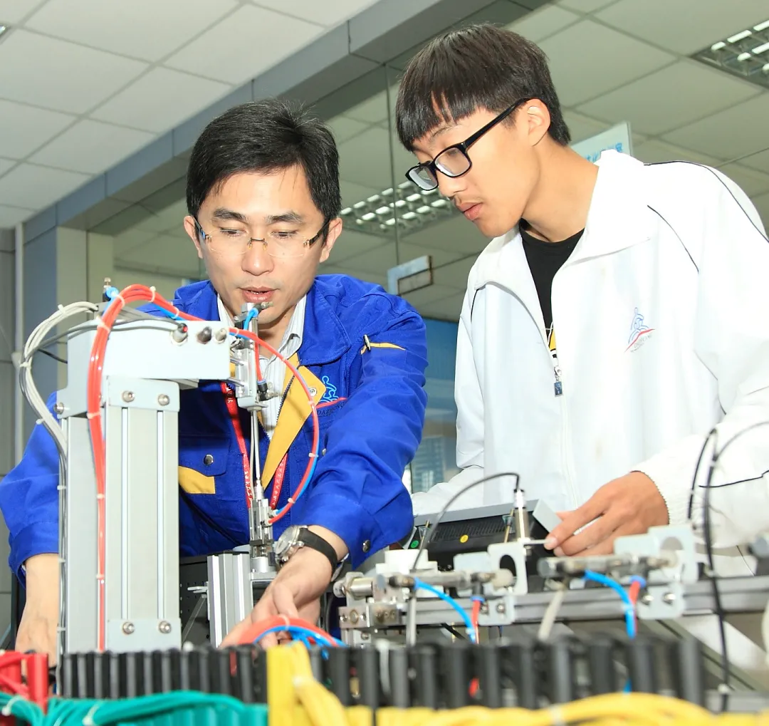 上海市大众工业学校教师龚魏清、王文强被评为嘉定工匠