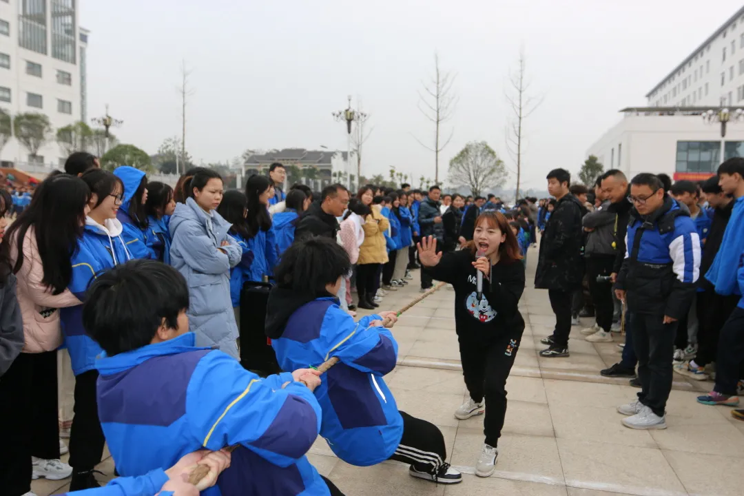 湖南省衡南县职业中等专业学校举办拔河比赛
