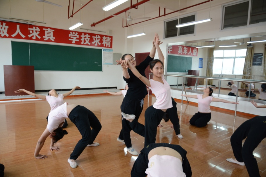 四川省苍溪县职业高级中学开设的中专专业有哪些？