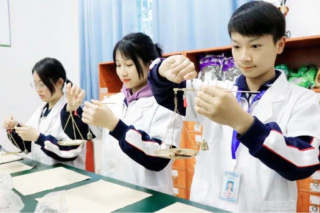 广州市高新医药与食品技工学校开设的专业有哪些？